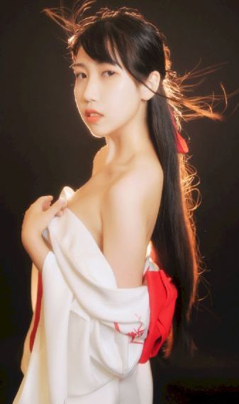 含着她两个硕大的乳峰视频_超清全集免费播放